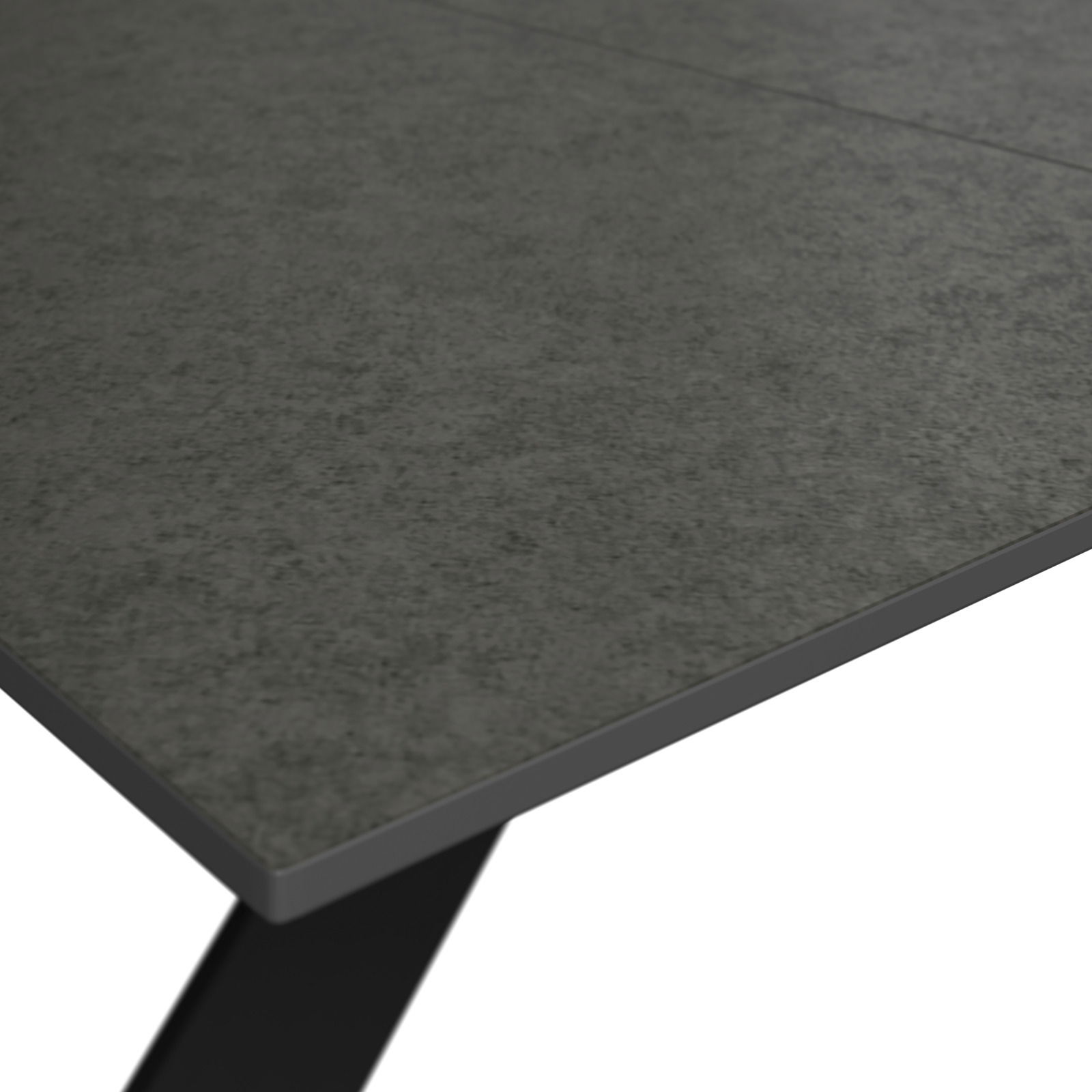 Nahaufnahme eines Gartentisches mit grauer Steinoptik-Oberfläche, perspektivisch von oben betrachtet.