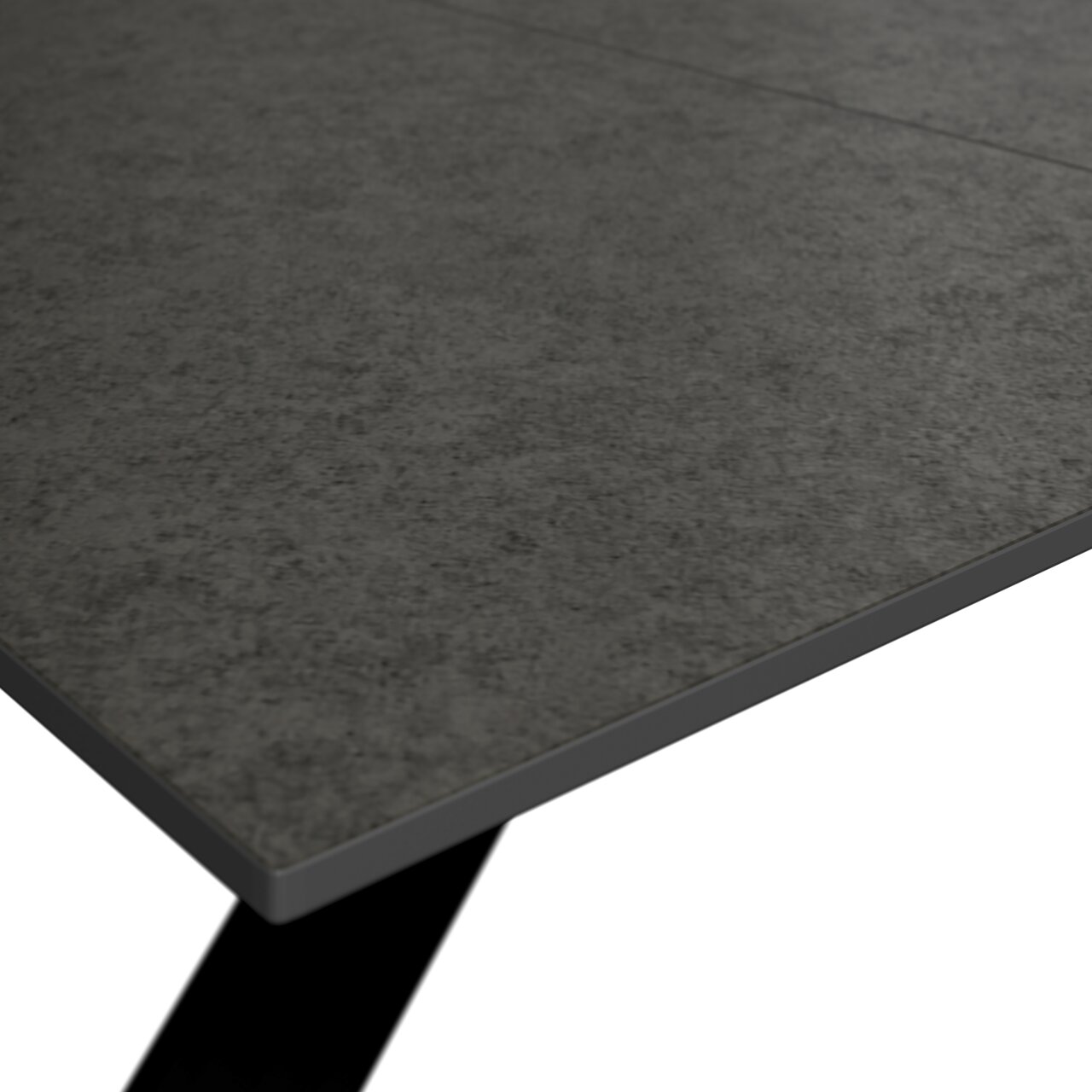 Close-up van een tuintafel met een grijs oppervlak in steenlook, in perspectief van bovenaf gezien.