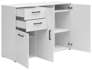 Weiße Kommode mit zwei offenen Schubladen und zwei offenen Türen, perspektivisch von vorne links gesehen.