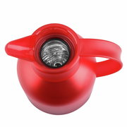 Rote Isolierkanne SAMBA von oben mit geöffnetem Deckel und sichtbarem Innenraum.