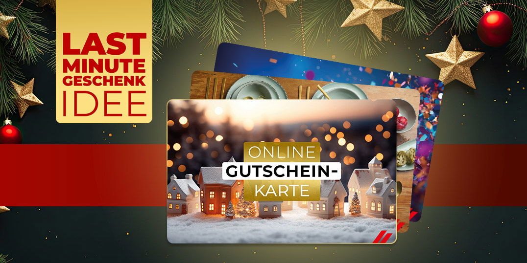 Weihnachtliche Last-Minute-Geschenkidee mit Online-Gutscheinkarten vor festlicher Deko und Tannenzweigen