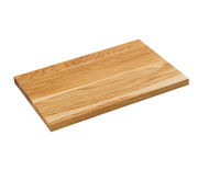 Schneidbrett aus Eiche, rechteckig, in schräger Perspektive von oben fotografiert.