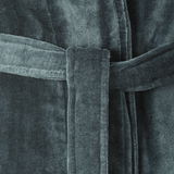 Nahaufnahme eines dunkelgrünen Bademantels mit Gürtel, weiche Textur