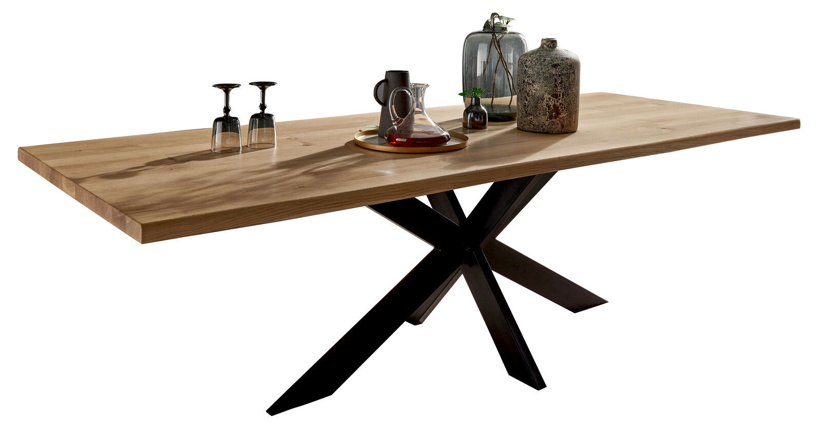 Moderner Esstisch aus Holz mit schwarzem Metallgestell, dekoriert mit Gläsern und Karaffen, seitliche Perspektive