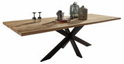 Moderner Esstisch aus Holz mit schwarzem Metallgestell, dekoriert mit Gläsern und Karaffen, seitliche Perspektive