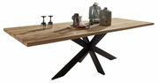 Moderner Esstisch aus Holz mit schwarzem Metallgestell, dekoriert mit Gläsern und Karaffen, seitliche Perspektive