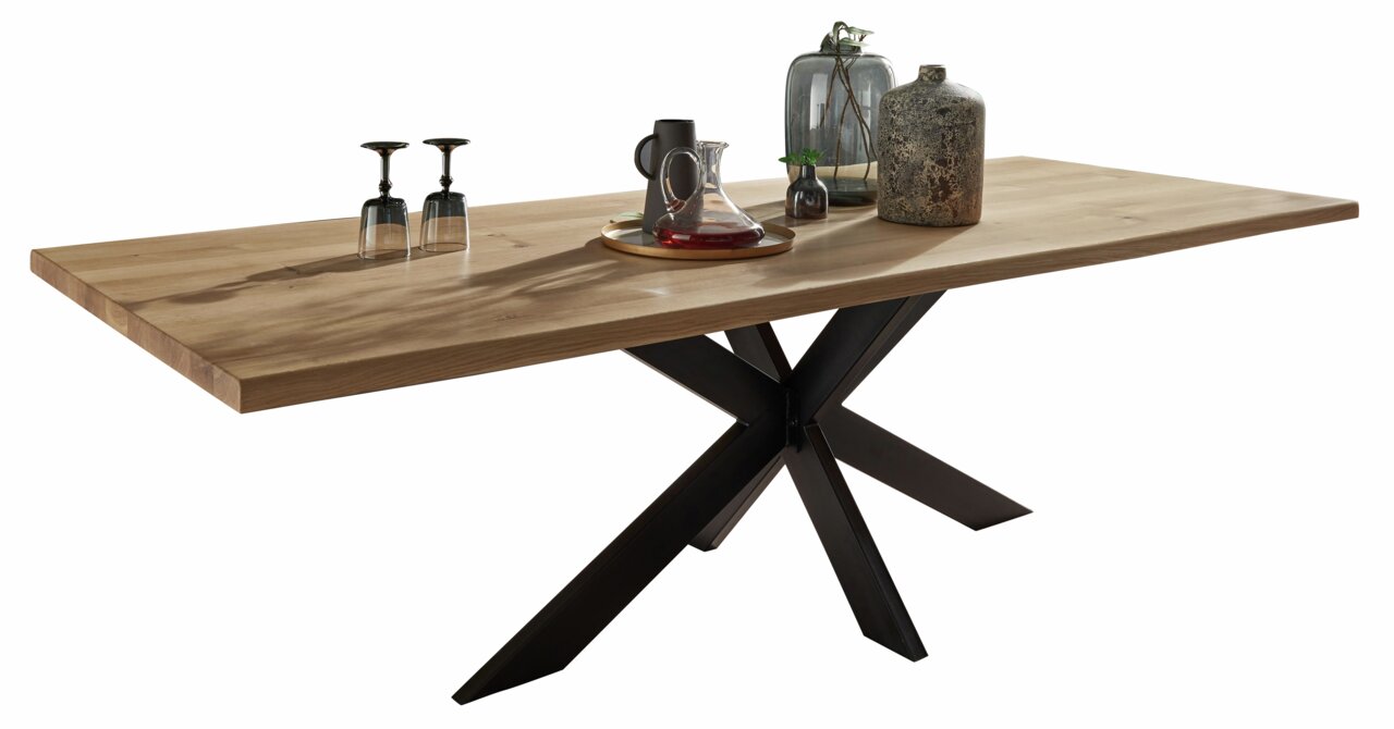 Moderner Esstisch aus Holz mit schwarzem Metallgestell, dekoriert mit Gläsern und Karaffen, seitliche Perspektive