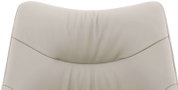 Close-up van de rugleuning van een fauteuil van beige leer, gezien vanaf de voorkant.