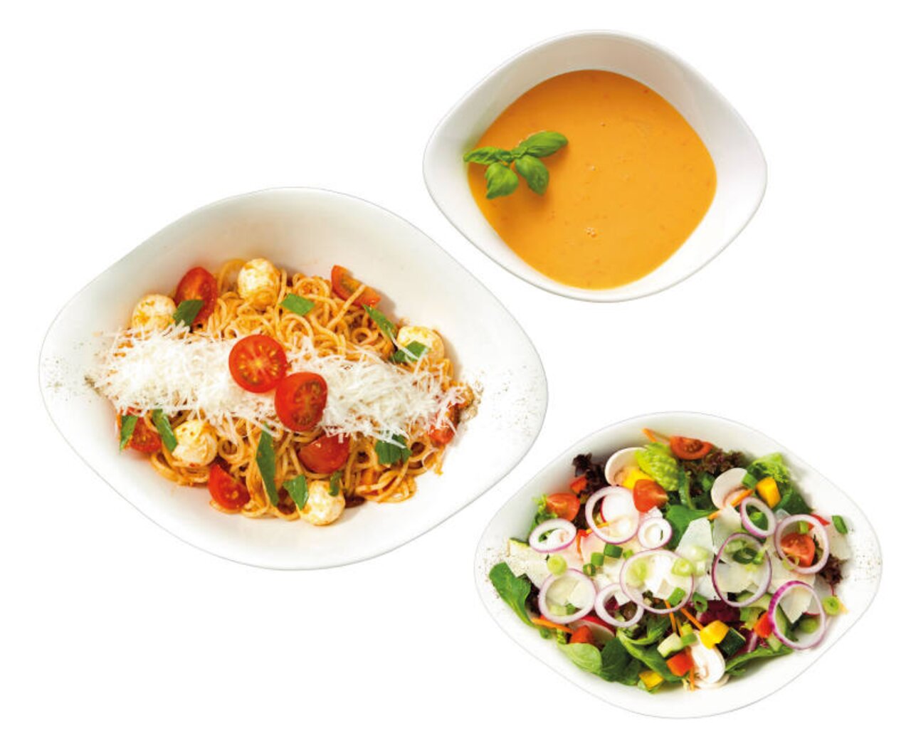 Bovenaanzicht van een startersset met drie witte schaaltjes, gevuld met spaghetti met tomaten en kaas, een romige soep en een frisse salade.
