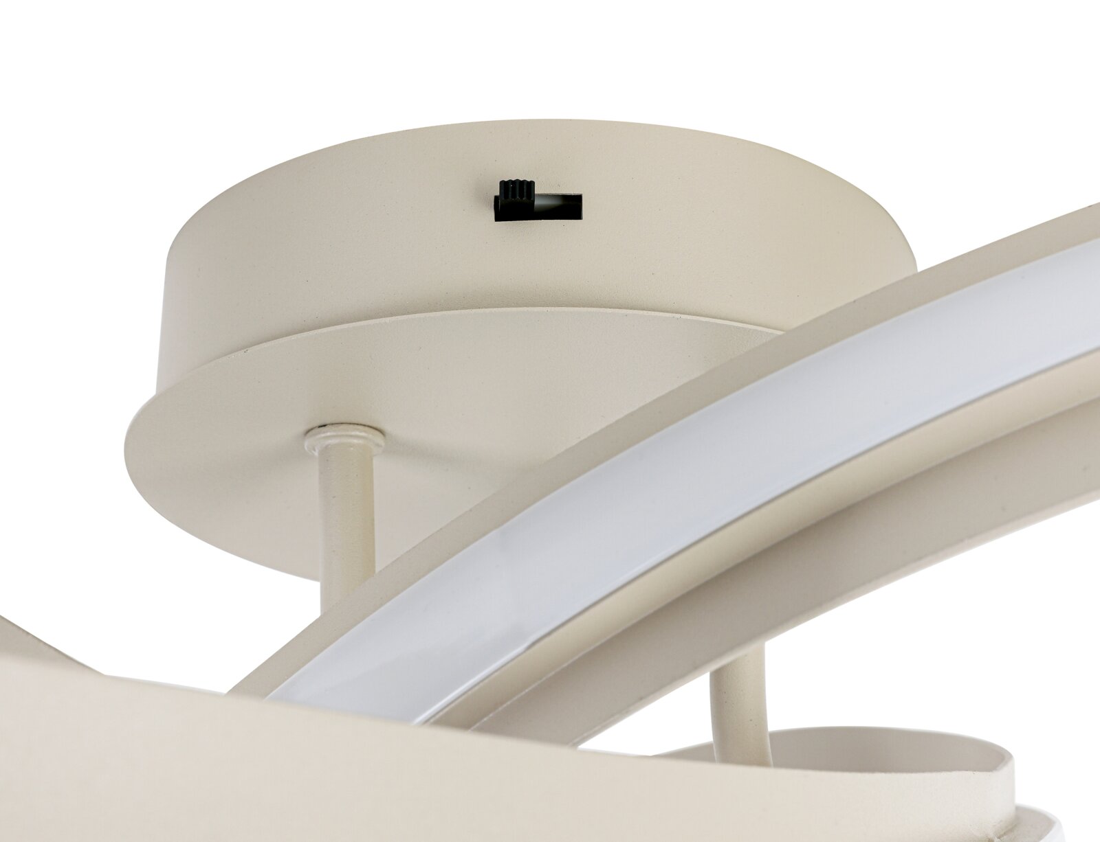 Close-up van een moderne led-plafondlamp met een gebogen vormgeving in crèmewit, gezien van onderaf.