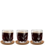 Drei Kaffeegläser mit wellenförmigem Design, gefüllt mit schwarzem Kaffee, auf runden Untersetzern, aus frontaler Perspektive.