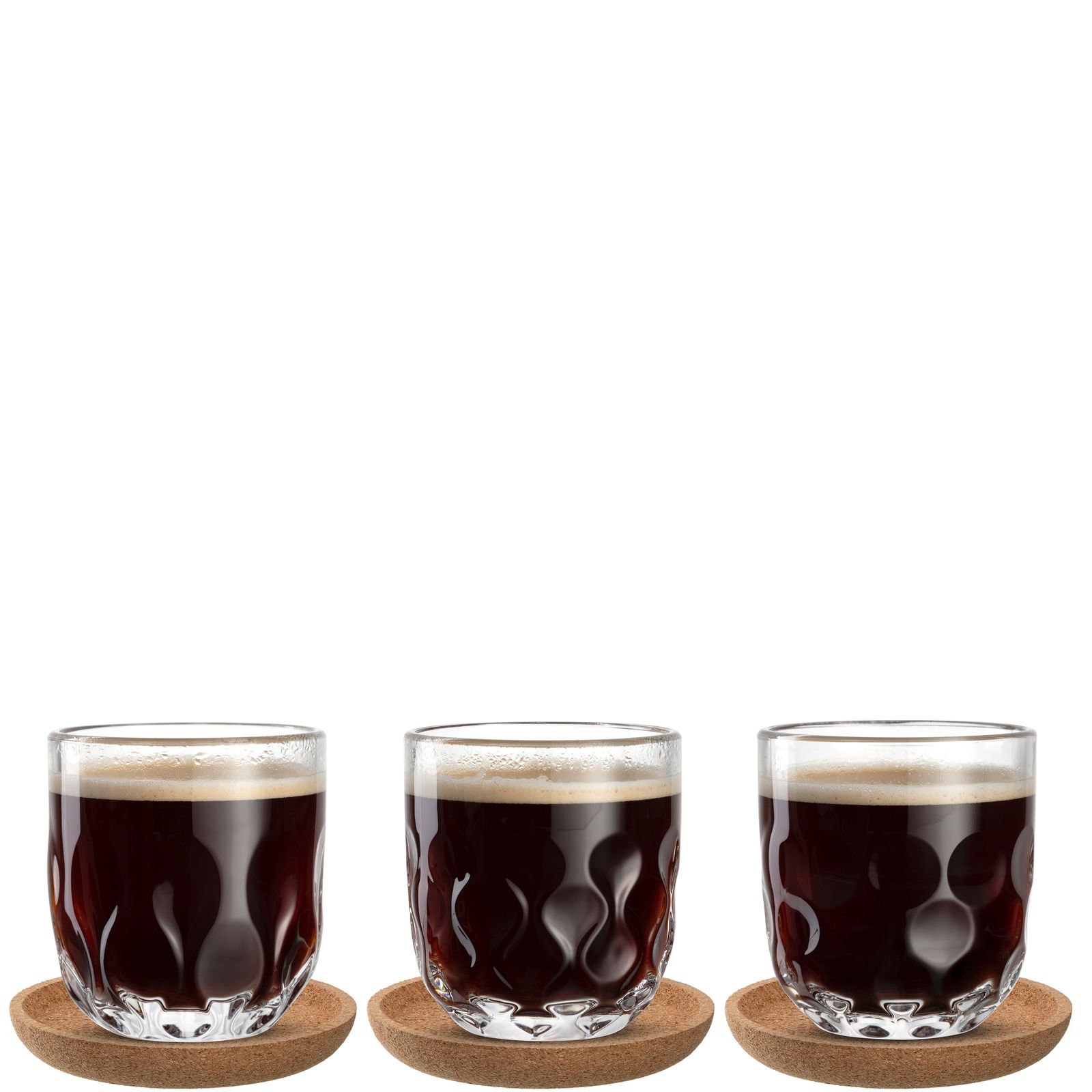 Drei Kaffeegläser mit wellenförmigem Design, gefüllt mit schwarzem Kaffee, auf runden Untersetzern, aus frontaler Perspektive.