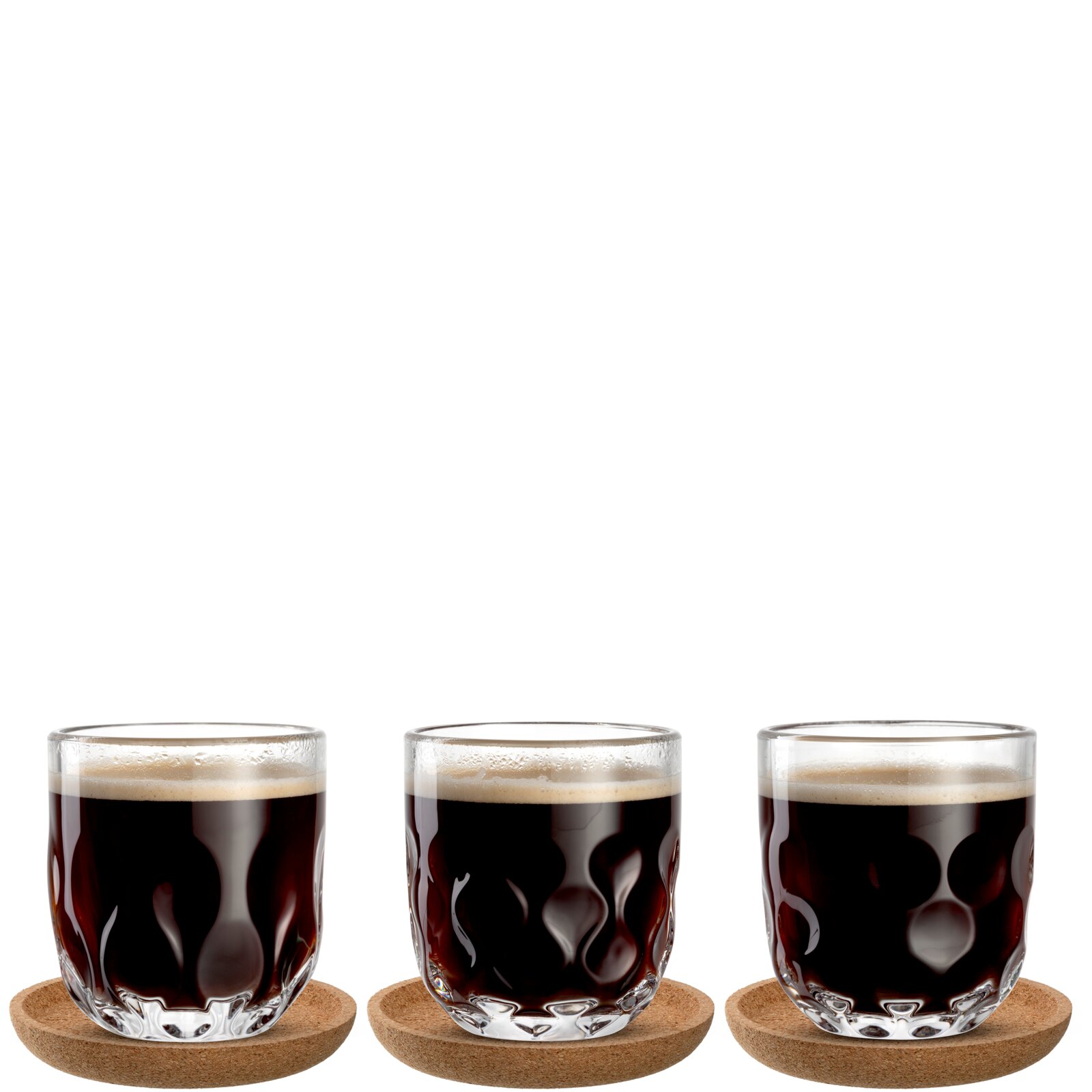 Drei Kaffeegläser mit wellenförmigem Design, gefüllt mit schwarzem Kaffee, auf runden Untersetzern, aus frontaler Perspektive.