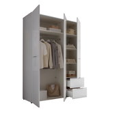 Weißer Kleiderschrank mit geöffneten Türen und zwei ausgezogenen Schubladen, innen mit Kleiderstange, Regalböden und gefalteter Wäsche, schräg von vorn links (3/4-Ansicht) fotografiert.