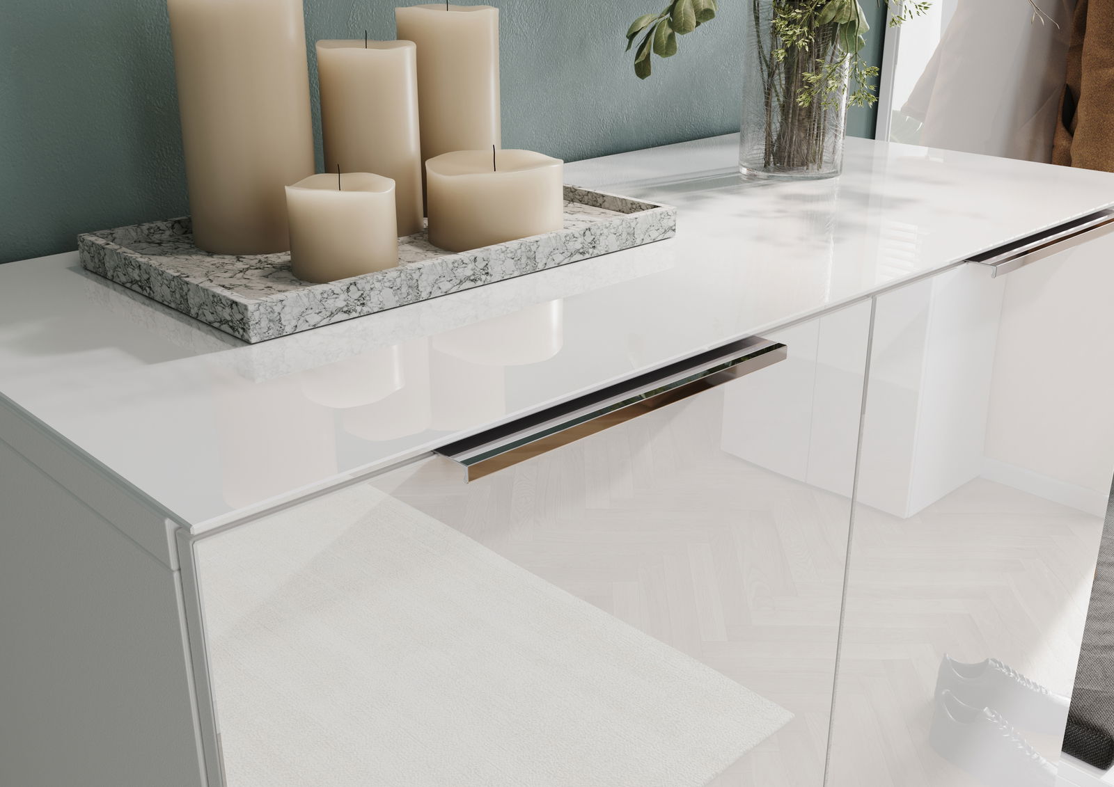 Moderner weißer Schuhschrank mit glänzender Oberfläche, dekoriert mit Kerzen und Pflanzen, aus seitlicher Perspektive.