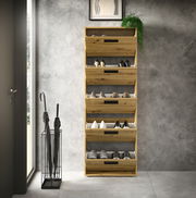 Schuhkipper aus Holz mit fünf Klappen, gefüllt mit Schuhen, in einer modernen Inneneinrichtung. Frontalansicht.