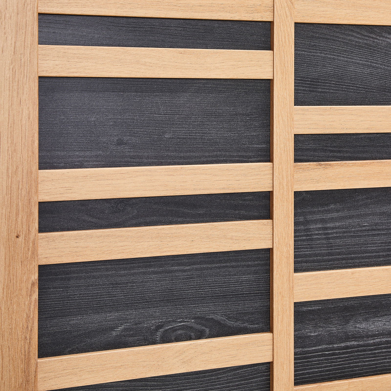 Nahaufnahme eines Garderobenschranks mit Holzlatten und dunklen Paneelen, seitliche Perspektive