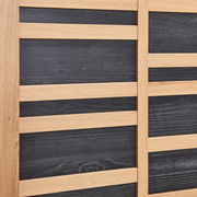 Nahaufnahme eines Garderobenschranks mit Holzlatten und dunklen Paneelen, seitliche Perspektive