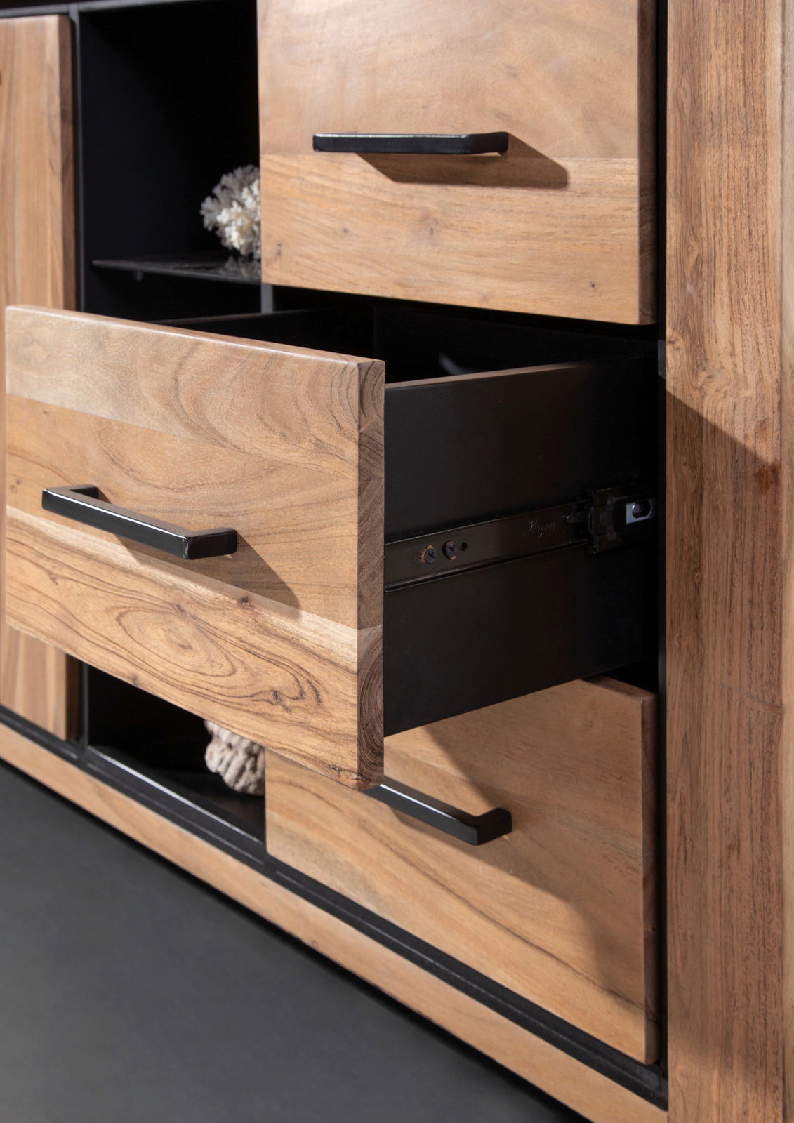 Nahaufnahme eines Sideboards aus Holz mit geöffneten Schubladen, seitliche Perspektive