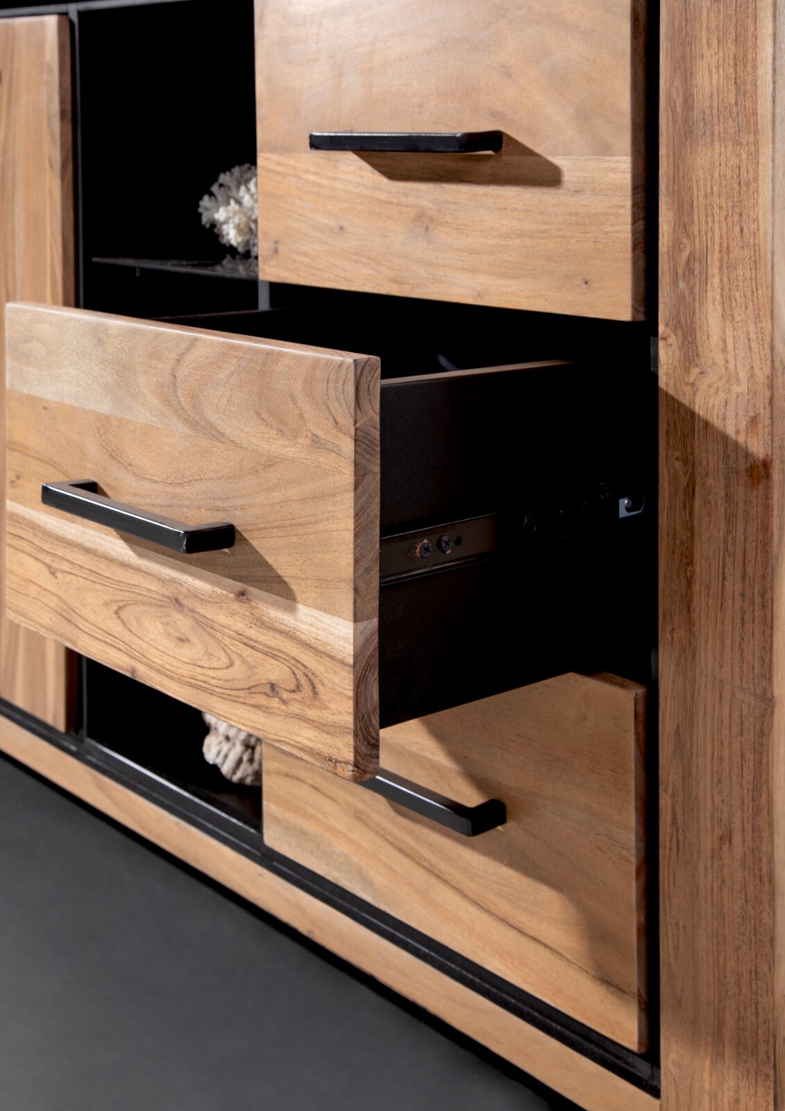 Close-up van een houten dressoir met geopende lades, zijaanzicht