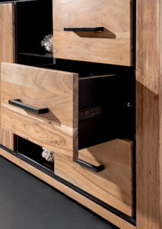 Nahaufnahme eines Sideboards aus Holz mit geöffneten Schubladen, seitliche Perspektive
