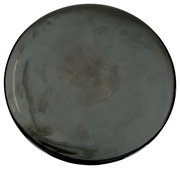 Runder, dunkelgrau-schwarzer Teller mit leicht glänzender, wolkig marmorierter Oberfläche und schmalem Rand, Draufsicht von oben