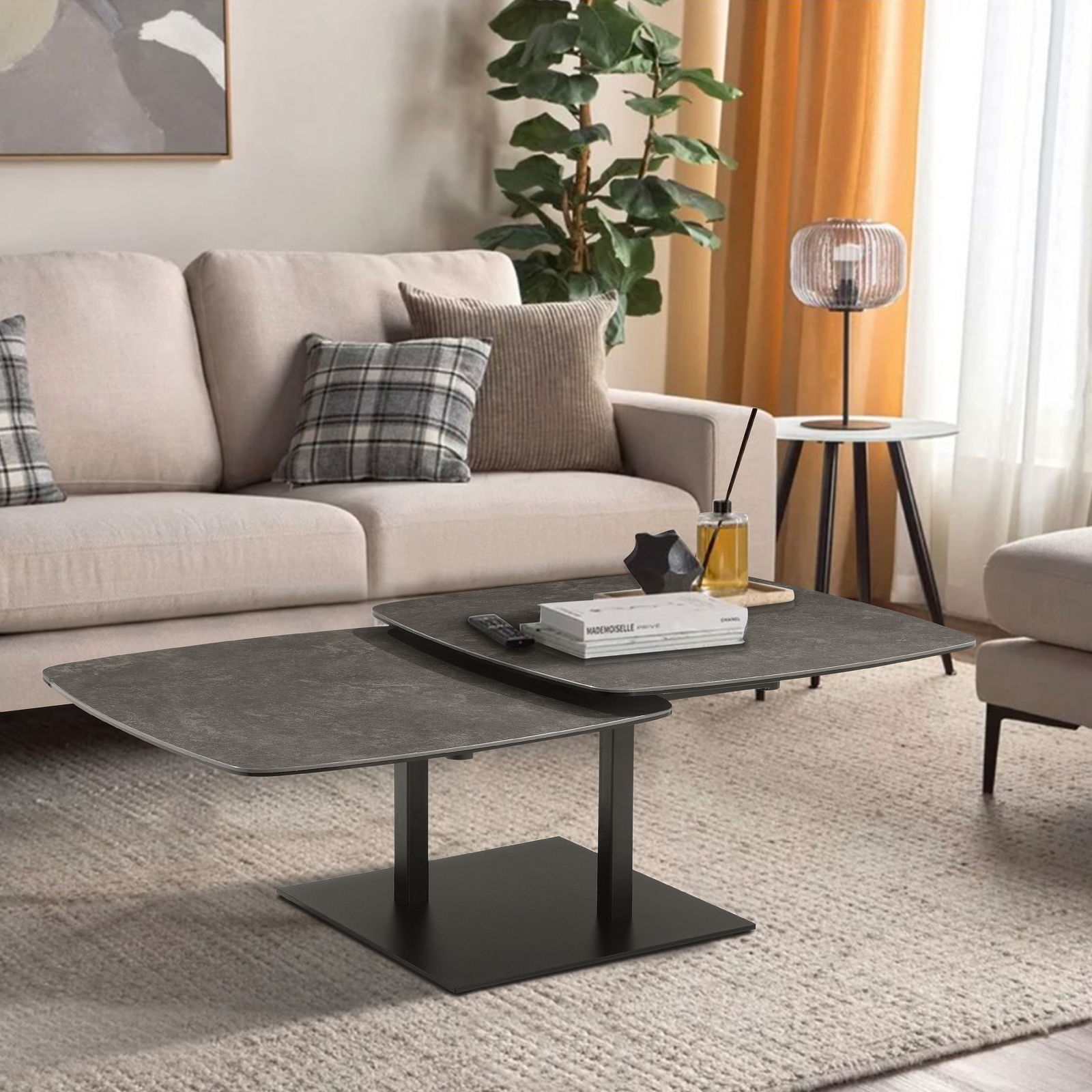 Moderner Couchtisch mit dunkler, rechteckiger Tischplatte und schwarzem Metallgestell, in einem stilvoll eingerichteten Wohnzimmer mit Sofa und Pflanzen, seitliche Perspektive.