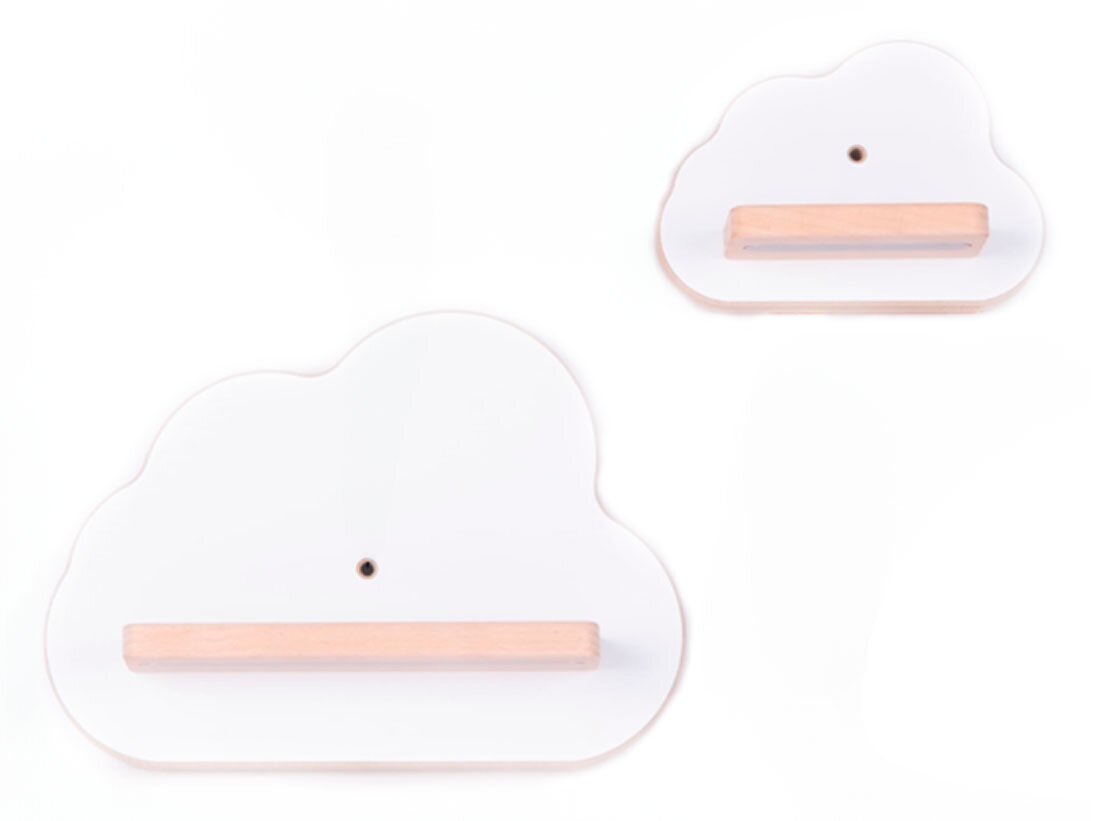 VCM Boarti Tonieregal - Wolken Set Zwei wolkenförmige Wandregale in Weiß mit schmaler Holzablage, frontale Ansicht auf hellem Hintergrund; ein Regal größer unten links, ein kleineres oben rechts.