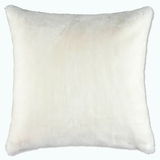 Weißes, flauschiges Kissen in Nahaufnahme, quadratische Form, Vorderansicht.