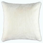 Weißes, flauschiges Kissen in Nahaufnahme, quadratische Form, Vorderansicht.