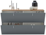 Moderner Hängeschuhschrank mit zwei offenen Klappen, graue Fronten, Holzoberfläche mit Dekorationen, frontale Ansicht.