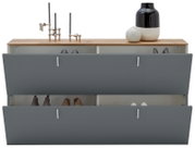 Moderne hangende schoenenkast met twee open kleppen, grijze fronten, houten oppervlak met decoraties, vooraanzicht.
