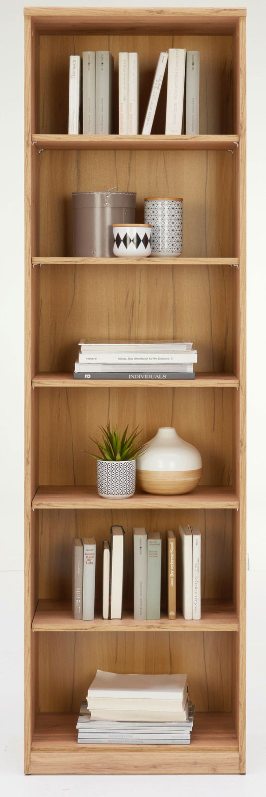 Holzregal mit fünf Ebenen, gefüllt mit Büchern und Dekorationen, frontale Ansicht