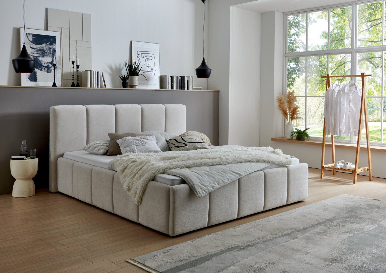 XORA Polsterbett SUNNY Modernes Polsterbett in einem stilvollen Schlafzimmer mit großen Fenstern, seitliche Perspektive