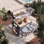 Bar-Set im Freien mit modernem Design, bestehend aus einem Tisch mit Holzplatte, zwei Hockern und einem Regal für Getränke und Gläser, aus der Vogelperspektive fotografiert.