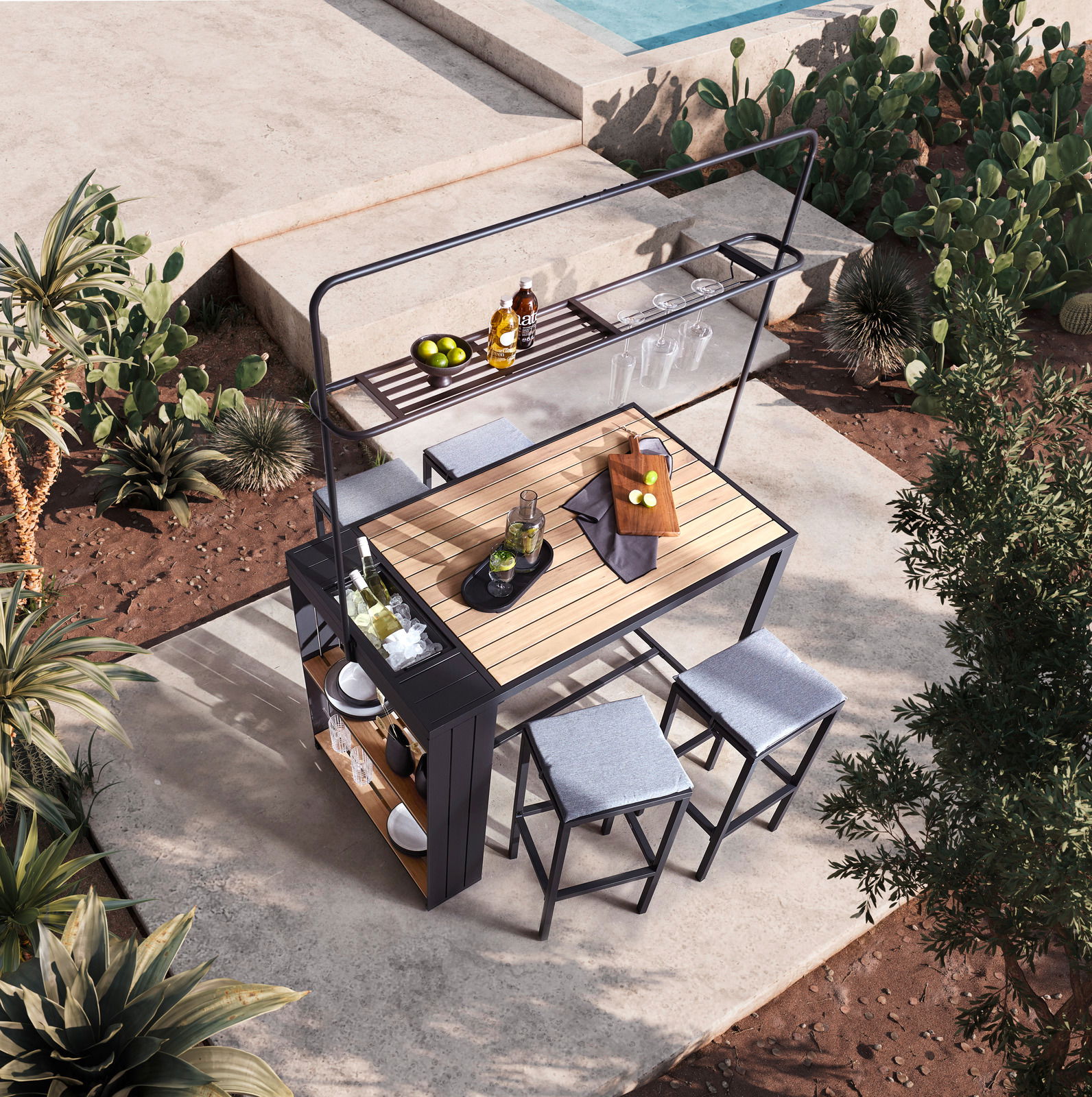 Bar-Set im Freien mit modernem Design, bestehend aus einem Tisch mit Holzplatte, zwei Hockern und einem Regal für Getränke und Gläser, aus der Vogelperspektive fotografiert.