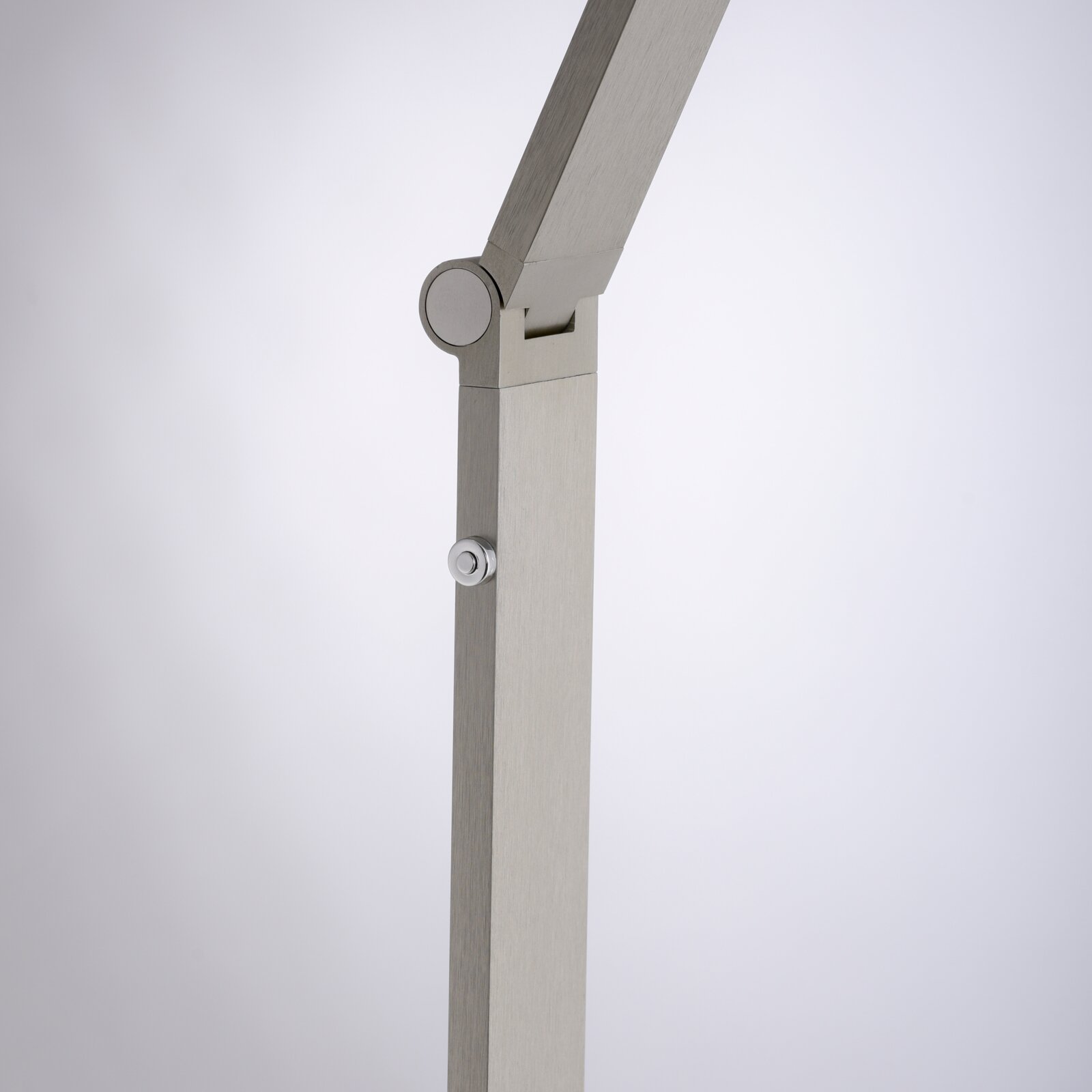Detailansicht einer modernen LED-Stehleuchte mit verstellbarem Arm und silbernem Finish.