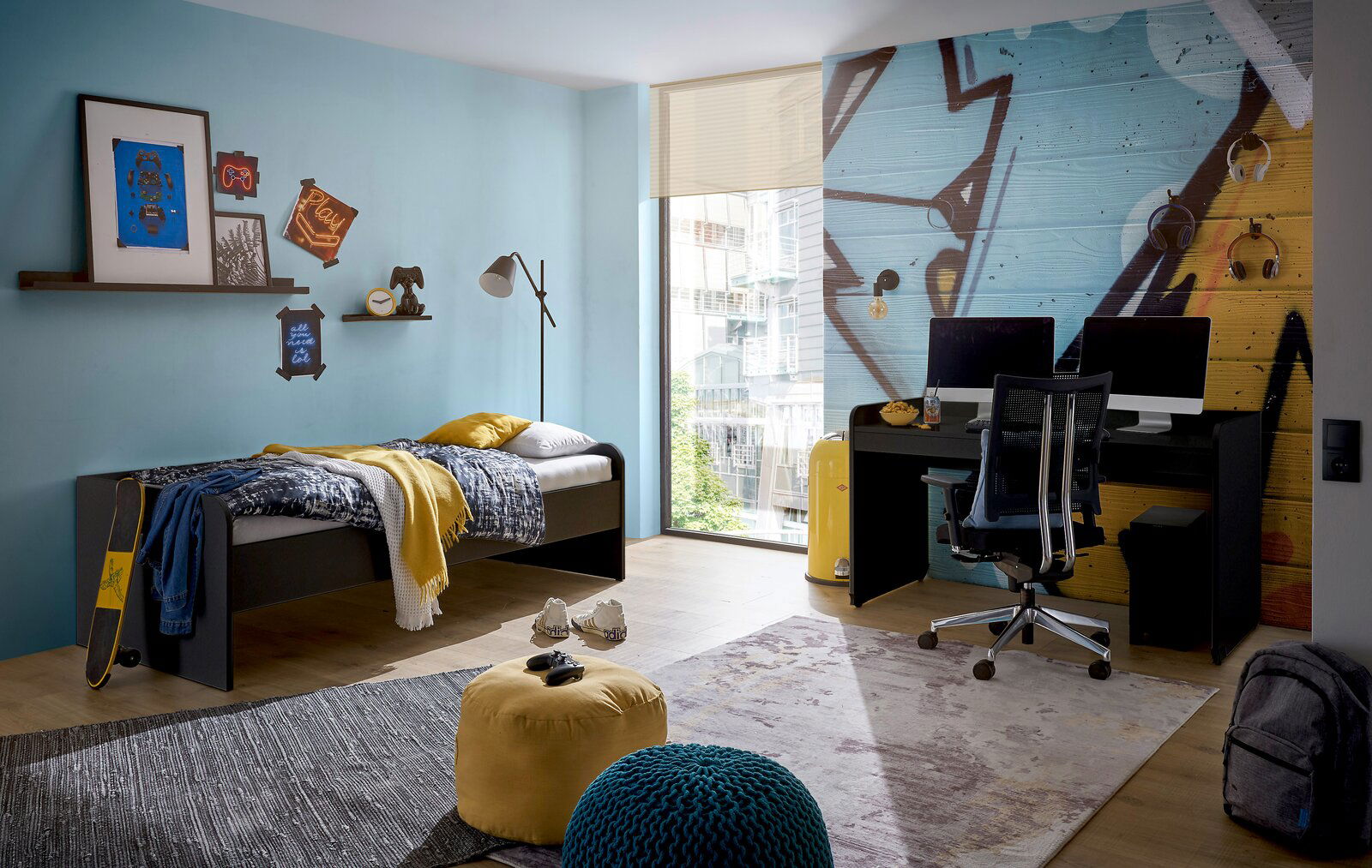 Moderner Schreibtisch in einem stilvollen Jugendzimmer, seitliche Perspektive