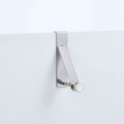 Edelstahl Türhänger, seitliche Perspektive, an einer Tür montiert