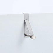 Edelstahl Türhänger, seitliche Perspektive, an einer Tür montiert