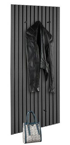 Moderne Wandgarderobe mit vertikalen Streifen, schwarzer Jacke und Tasche, seitliche Perspektive