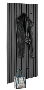 Moderne Wandgarderobe mit vertikalen Streifen, schwarzer Jacke und Tasche, seitliche Perspektive