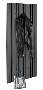 Moderne Wandgarderobe mit vertikalen Streifen, schwarzer Jacke und Tasche, seitliche Perspektive