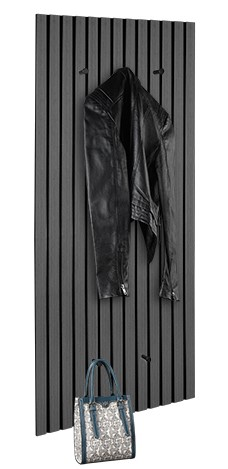 Moderne Wandgarderobe mit vertikalen Streifen, schwarzer Jacke und Tasche, seitliche Perspektive