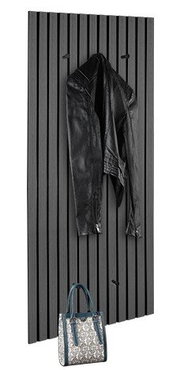 Moderne Wandgarderobe mit vertikalen Streifen, schwarzer Jacke und Tasche, seitliche Perspektive