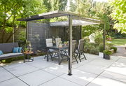 Moderne Pergola mit Faltdach und Sichtschutz, umgeben von Gartenmöbeln und Pflanzen, aus seitlicher Perspektive fotografiert.
