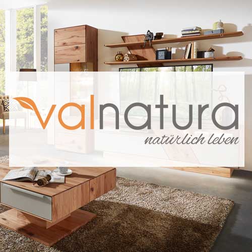 Moderne woonkamermeubels met een Valnatura-logo en het opschrift „valnatura natuurlijk leven“.