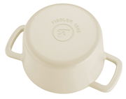 Unteransicht eines weißen, runden Bräters mit zwei Griffen und dem Schriftzug 'Fissler 1845' auf dem Boden.