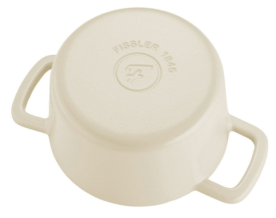 Unteransicht eines weißen, runden Bräters mit zwei Griffen und dem Schriftzug 'Fissler 1845' auf dem Boden.