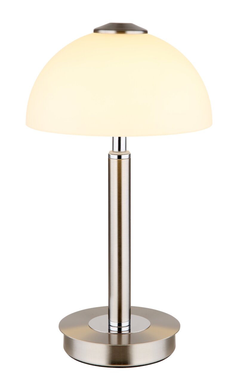Moderne tafellamp ULDIN met ronde, crèmekleurige lampenkap en zilveren voet, afgebeeld van voren.